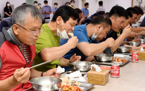 29일 청사 내 후생관에서 코로나19 대응과 계속되는 장마에 지친 현장근무 직원들을 격려하기 위해 여름철 보양식인 삼계탕을 제공했다.