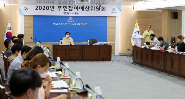 황인호 동구청장(가운데)이 주민참여예산위원회 발언 중이다