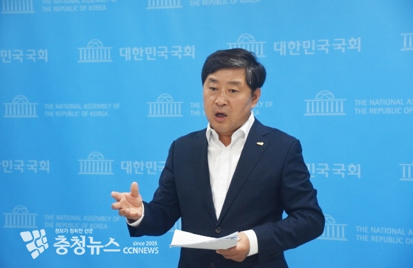 황 시장은 공식 브리핑을 마친 후 기자들과 만나 육사 논산 이전에 대한 당위성을 자세히 설명하고 나섰다. / 조홍기 기자