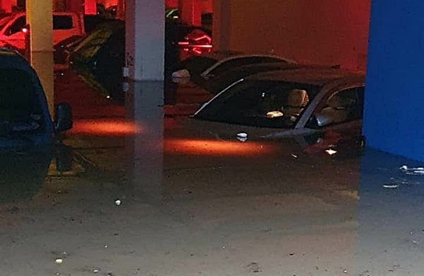 30일 새벽 대전에 기록적인 폭우가 내리며 한 아파트 주차장이 물에 잠겼다.