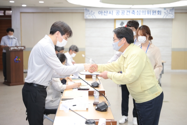 오세현 아산시장이 공공건축심의위원에게 위촉장을 수여하고 있다.