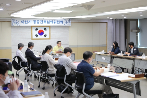 오세현 아산시장이 공공건축심의위원들에게 인사말을 건네고 있다.