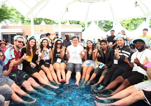 지난 2019년 유성온천문화축제에서 정용래 유성구청장이 축제 방문객들과 함께 족욕 체험 모습