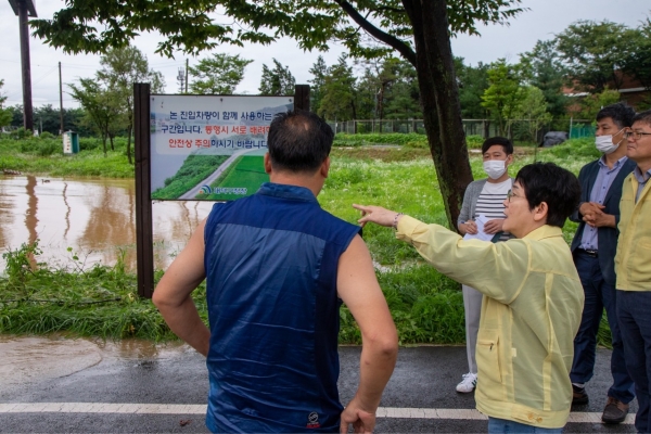 박정현 대덕구청장이 30일 밤사이 내린 집중호우 피해 현장 상황 점검 모습