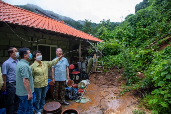 박정현 대덕구청장이 30일 밤사이 내린 집중호우 피해 현장 상황 점검 모습
