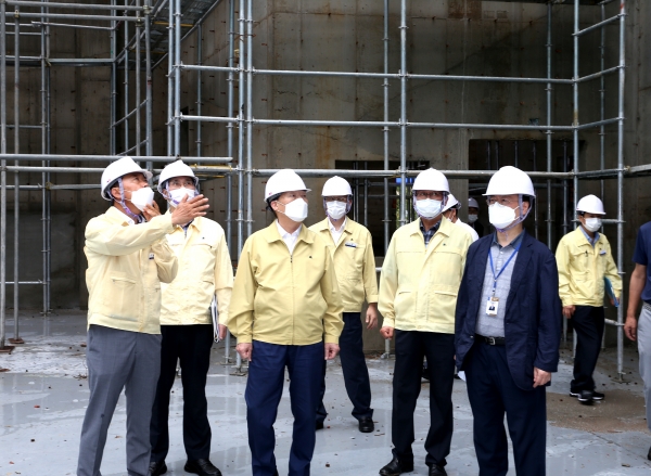 매봉중 공사현장을 찾아 폭우피해 점검에 나선 설동호 교육감