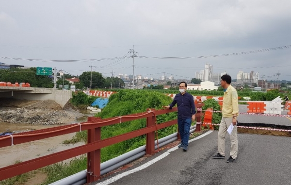 박상돈 천안시장 집중호우 피해현장 점검 모습