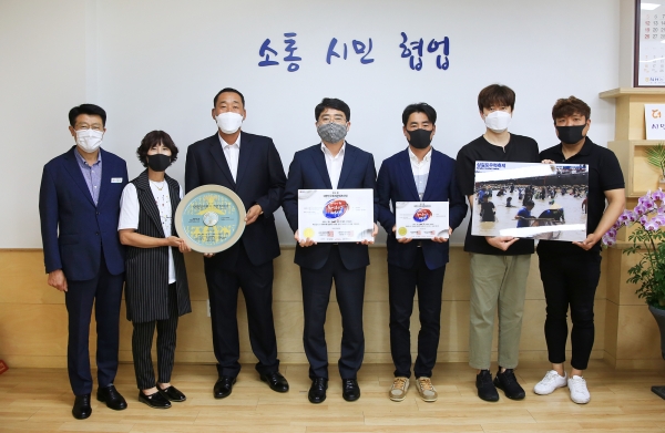 제8회 대한민국축제콘텐츠 대상 우수상 수상 기념사진(좌부터 이종민 해양수산과장, 황복희 대산 화곡3리 부녀회장, 권세한 전 삼길포 우럭축제위원회장, 맹정호 서산시장, 김승한 현 삼길포 우럭축제위원장, 유지형씨