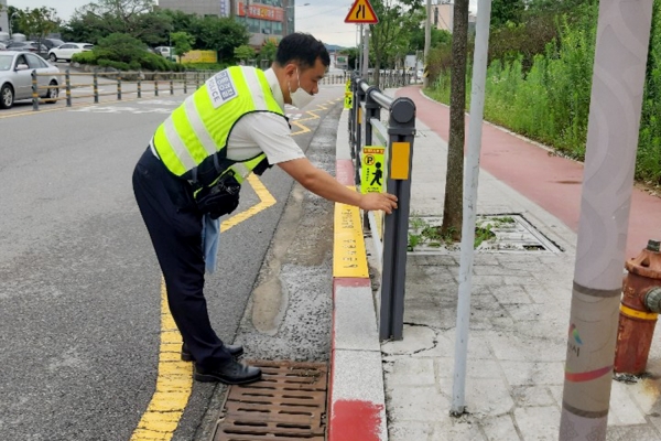 석림초 스쿨존 주정차금지 포인트 마크 알림판 설치 장면