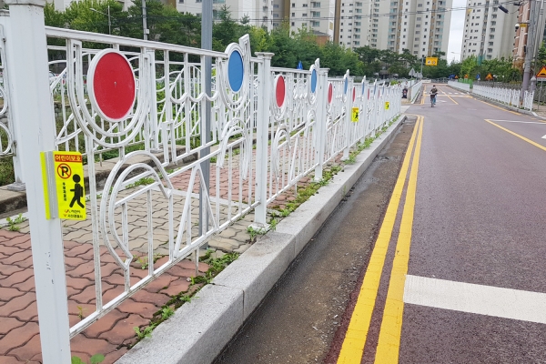 초등학교 앞 알림판 설치 모습