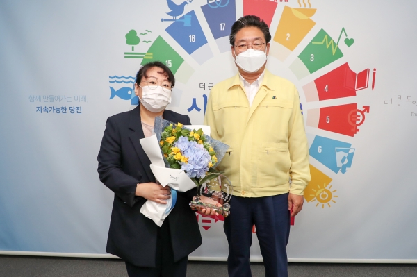 박류다 통역사에게 김홍장 시장이 표창패를 전달하고 있다.