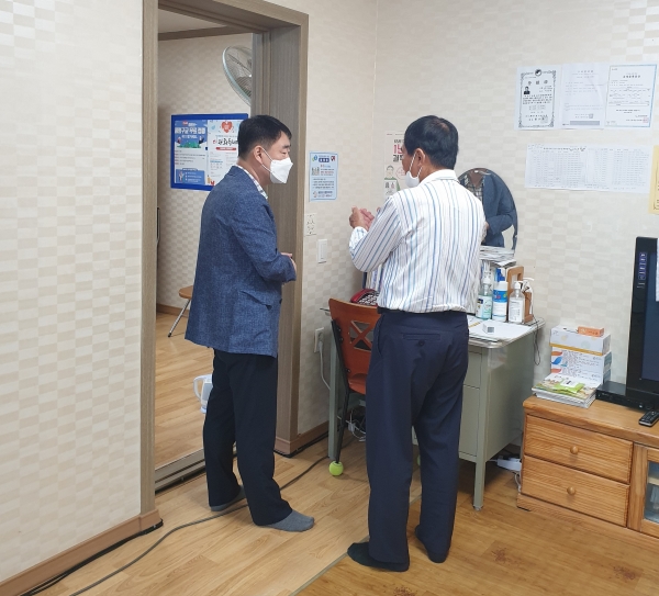 다음달 3일부터 무더위쉼터 기능으로 경로당 운영을 재개하기로 함에 따라 맹영호 노인장애인과장이 경로당 방역 현황을 점검하고 있다.
