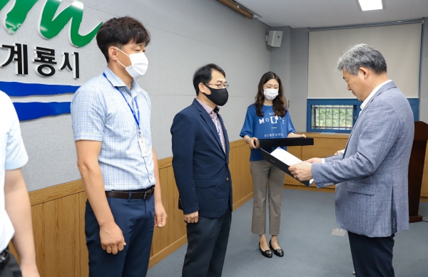 전 직원을 대상으로 적극행정 우수사례 공모 선정 우수자 표창 모습