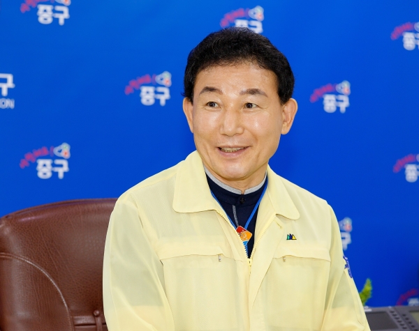 Park Yong-gap, head of Yuseong-gu District Office in Daejeon, during the interview with Chungcheong News. /Photo by Minyeong Jo