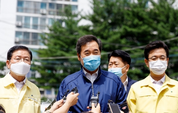 Lee Nak-yon (center), a lawmaker of the Democratic Party of Korea, visits a flood-stricken apartment in Jeongnim-dong, Seo-gu, Daejeon, to answer questions from reporters on July 30. / Photo by Minyeong Jo from Chungcheong News