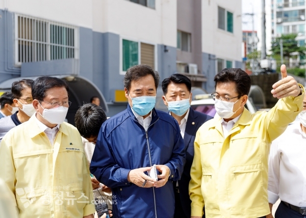 Lee Nak-yon (center) of the main opposition Minjoo Party of Korea is listening to the damage from Daejeon Mayor Heo Tae-jung (right) and Seo-gu District Mayor Jang Jong-tae (left). / Photo by Minyeong Jo from Chungcheong News