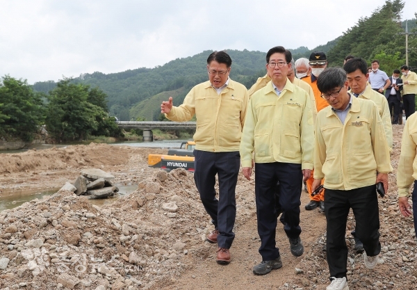 금산군 수해지역 살피는 양승조 지사