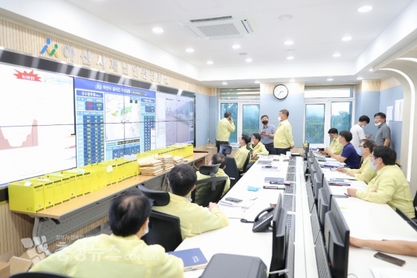 오세현 아산시장이 재난안전상황실에서 긴급 대책회의를 하고 있다