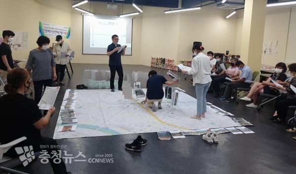 지난달 오정창의공작소에서 워크숍 참여 주민들이 마을지도 위에 위험요소를 표시하고 있는 모습