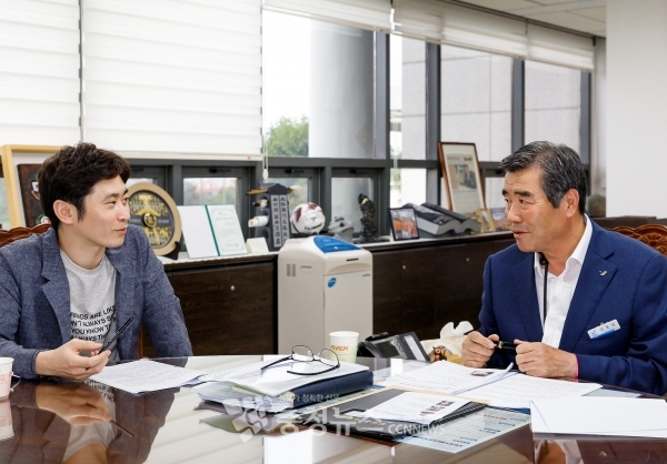 Jo Hong-ki, reporter of Chungcheong News, left, and Kim Dong-il, Mayor of Boryeong City, right, talk about the "Boryeong-type K-prevention" at Kim’s office in Boryeong City Hall.
