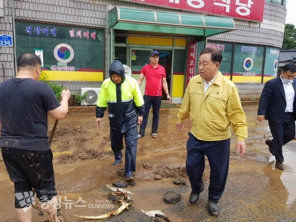황선봉 군수가 3일 수해 현장을 방문한 모습