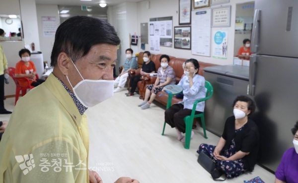 황인호 청장 경로당 방문 격려 모습