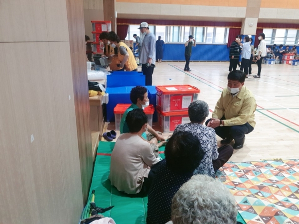 아산시의회 황재만 의장은 신리초등학교를 방문해 집중호우로 긴급 대피한 이재민들을 위로하고 격려했다.