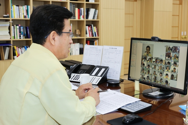 허태정 대전시장은 13일 주간업무회의에서 코로나 19로 지연된 각종 기획사업의 실현 방안을 찾으라고 공직사회에 주문했다.