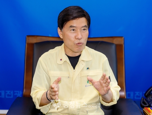 Hwang In-ho, head of the Dong-gu Office in Daejeon, during the interview with Chungcheong News. / Photo by Minyeong Jo