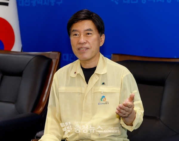 Hwang In-ho, head of the Dong-gu Office in Daejeon, during the interview with Chungcheong News. / Photo by Minyeong Jo