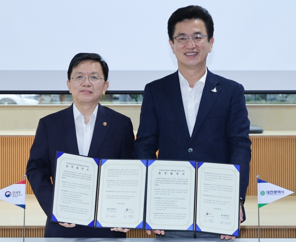 5일 대전테크노파크에서 대전시-관세청 디지털 뉴딜사업 협력 업무협약식이 열렸다. (왼쪽부터) 노석환 관세청장과 허태정 대전시장.