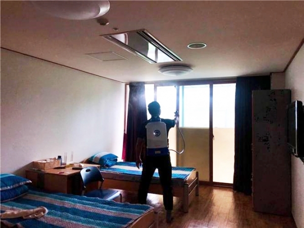 천안시시설관리공단이 폭우로 피해를 입은 이재민들을 위해 천안축구센터 숙소를 임시거처로 제공해 소독방역 실시