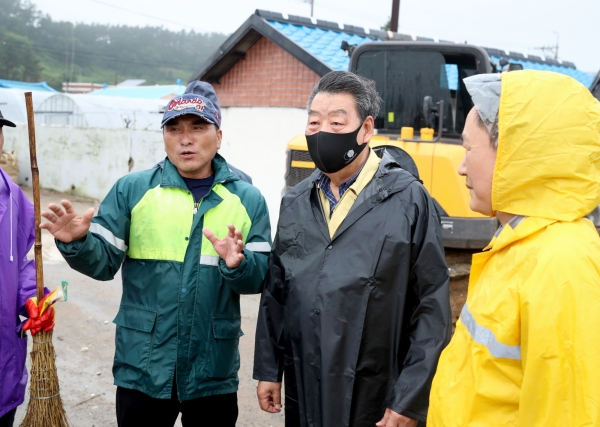 가세로 태안군수 고남면 강풍피해 현장(가경주항) 점검 모습