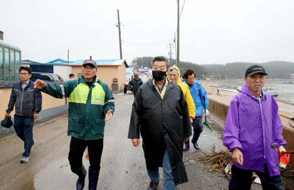 가세로 태안군수 고남면 강풍피해 현장(가경주항) 점검 모습