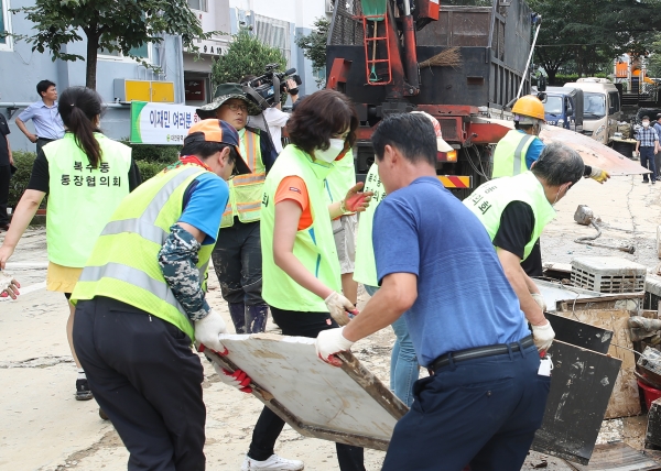 지난달 30일 폭우로 큰 침수 피해를 본 정림동 코스모스아파트가 수재민을 돕기 위해 달려 온 1,640여 명의 자원봉사자(단체)들이 복구 작업에 빠르게 복구되고 있다