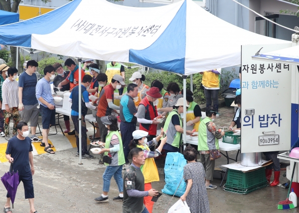 정림동 코스모스아파트가 수재민을 돕기 위해 달려 온 1,640여 명의 자원봉사자(단체)들이 복구 작업