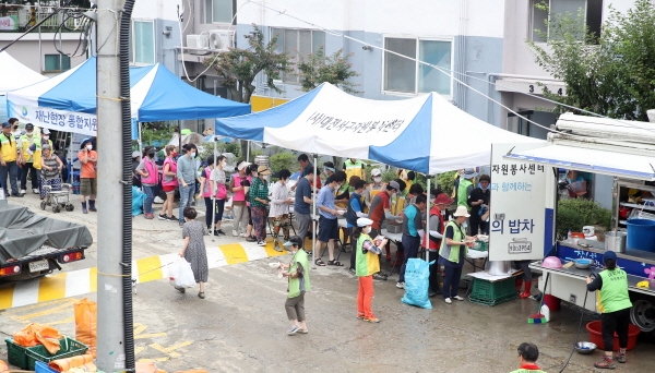 정림동 코스모스아파트가 수재민을 돕기 위해 달려 온 1,640여 명의 자원봉사자(단체)들이 복구 작업 모습