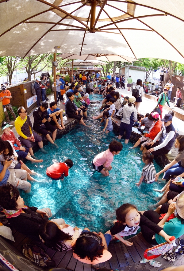 유성구 온천로에 위치한 족욕장 전경