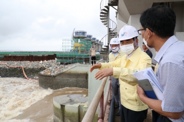 안중식 농어촌공사 충남본부장(사진 오른쪽에서 두번째)이 김인식 농어촌공사 사장(사진 맨 오른쪽)에게 삽교호 시설물에 관한 설명을 하고 있다