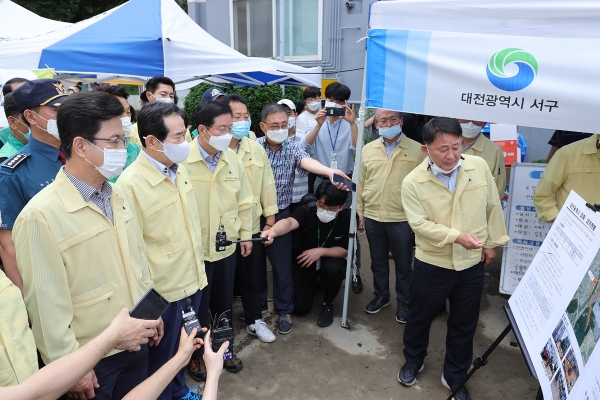 정세균 국무총리는 1일 허태정 대전시장 등과 함께 대전 서구 정림동 수해현장을 찾아 재발방지 대책 마련을 지시했다.