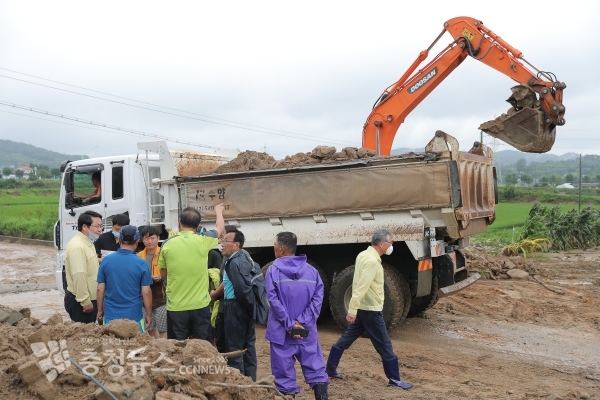 온양6동(좌부동) 토사 유출 긴급복구 현장을 찾은 오세현 아산시장