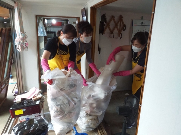 아산시여성단체협의회가 수해가구를 방문하여 청소를 하고 있다