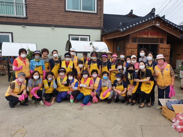 아산시여성단체협의회가 수해복구 봉사활동에 참여해 단체사진