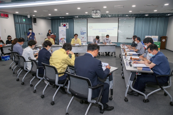 지난 6일 중회의실에서 이건호 부시장과 팀장들이 핵심의제에 대해 토론 모습