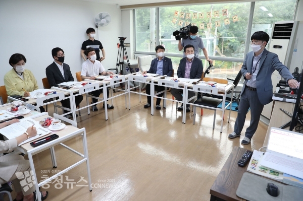 양승조 충남도지사는 7일 천안 휴브릿지주간보호센터를 방문해 지역사회 내 장애인 돌봄체계를 점검하고, 현장 의견을 청취했다.