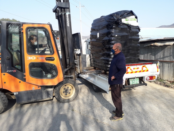 금산군은 안정적인 원예작물 생산기반 육성 위해 원예용 상토 지원