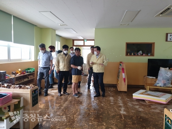 송남초 피해 현장을 둘러보고 복구 지원을 논의하는 교육청 관계자들