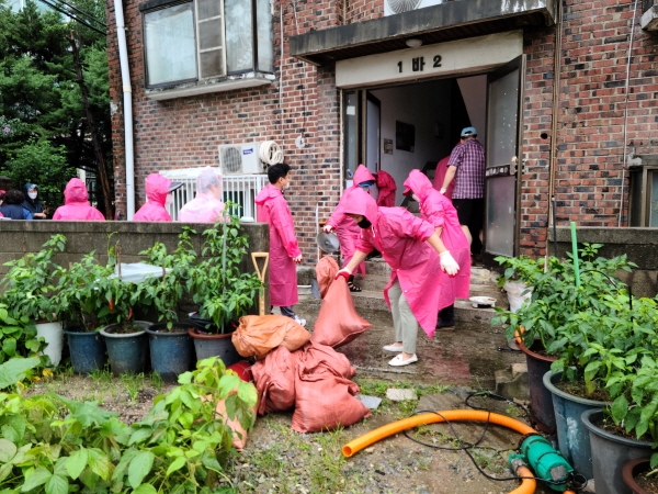 우영2길 내 침수가구 복구활동 사진