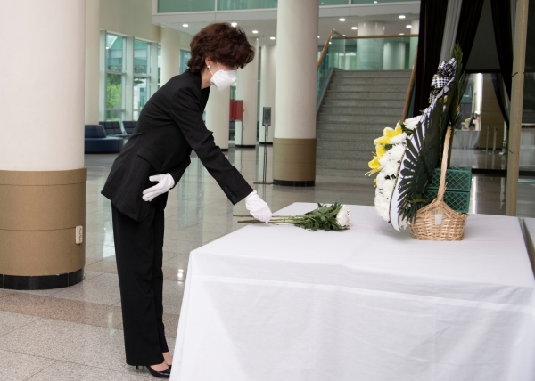 정심화 이복순 여사 28주기 추모식에서 분향 중인  이진숙 총장