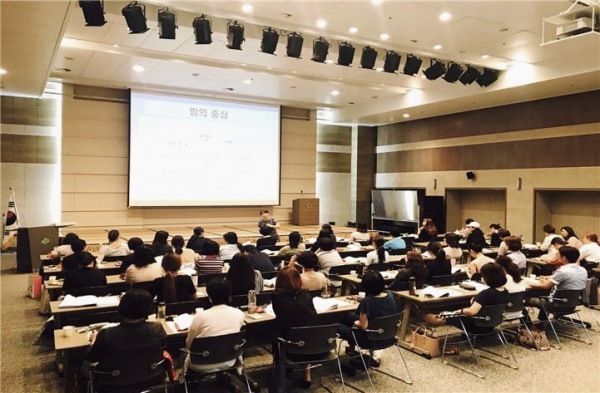 메달을 획득한 학생들이 단체사진을 촬영 중에 있다.